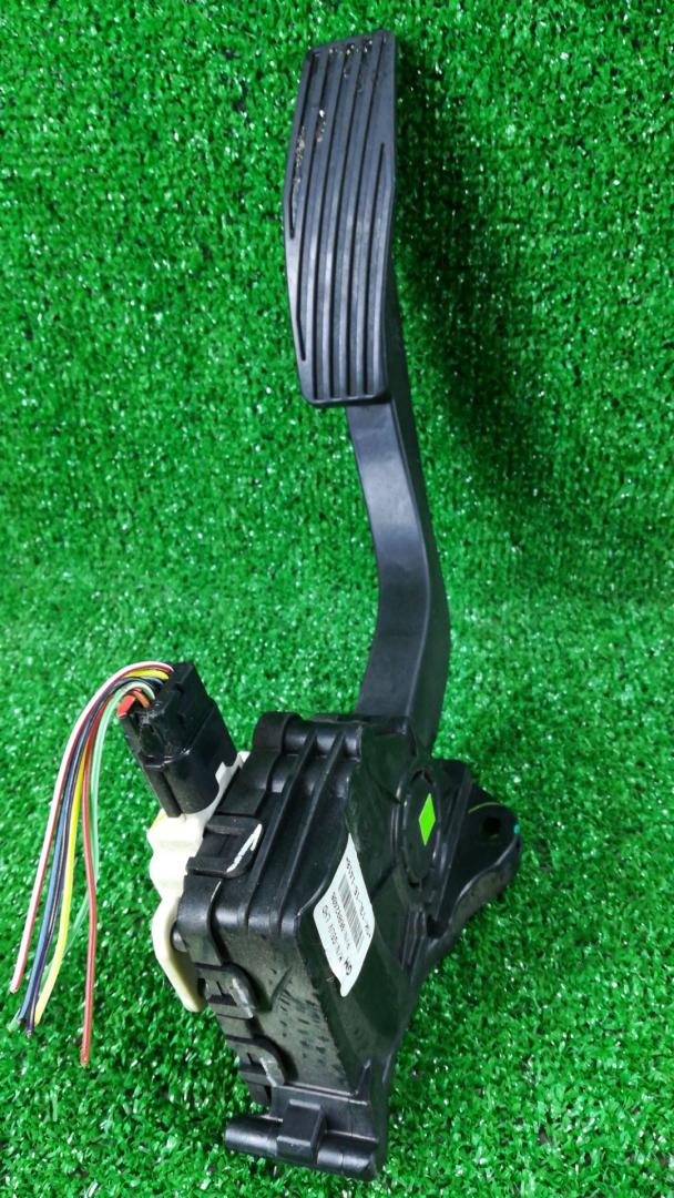 педаль Chevrolet Trax 1 поколение 2014, 1.4 л., бензин, АКПП, хетчбэк 5 дв., передний привод - фото №1