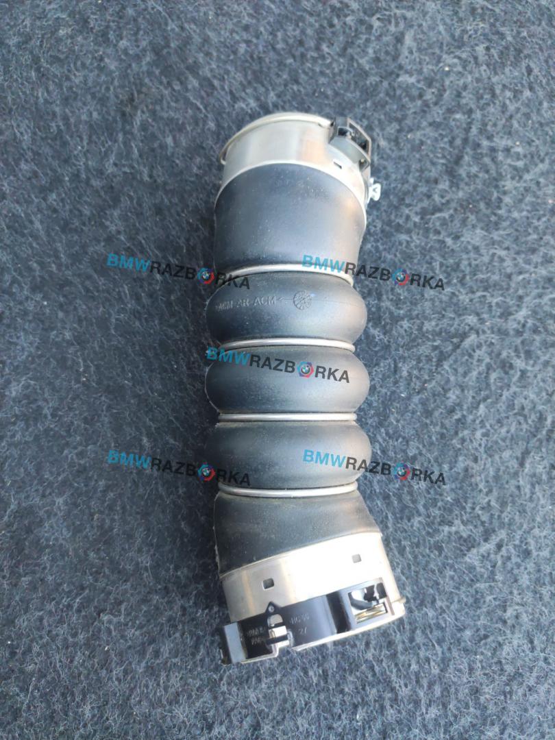 патрубок интеркулера BMW 5 серия G30/G31 G30 2018, 3.0 л., B57 D30 A, дизель, АКПП, синий, седан, полный привод, правый руль, 11618571024 - фото №1