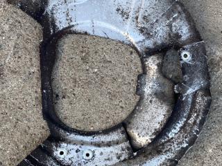 защитный кожух тормозного механизма BMW X5 F15 2014, 4.0 л., дизель, АКПП, rubinschwarz metallic (x03), внедорожник 5 дв., полный привод, 6857978