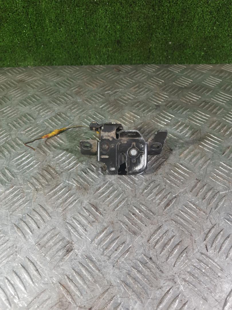 замок багажника Mazda 323 5 поколение 1997, 1.3 л., бензин, хетчбэк 3 дв. - фото №1