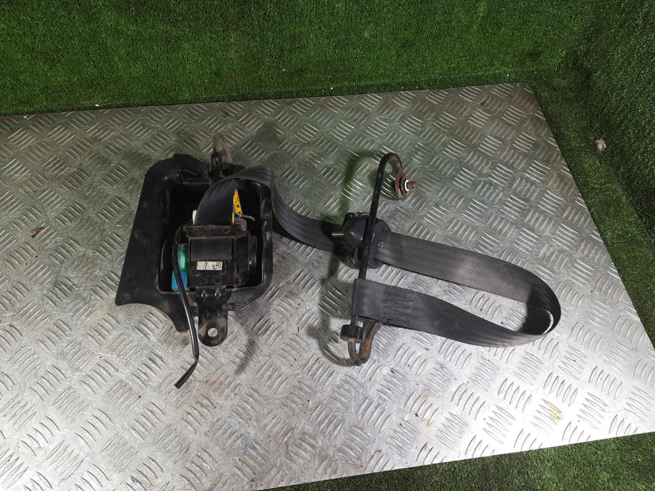 ремень безопасности Mazda 323 5 поколение 1997, 1.3 л., бензин, хетчбэк 3 дв. - фото №1