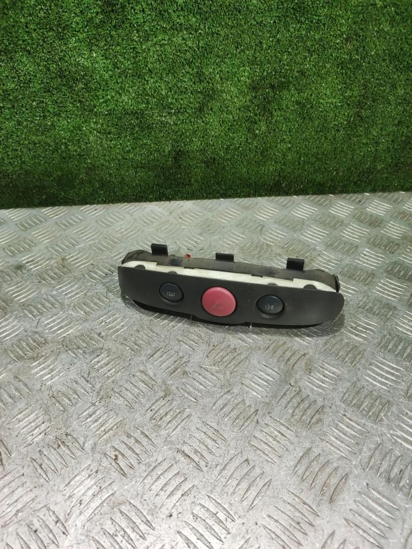 кнопка аварийной сигнализации Fiat Punto 2 поколение 2000, 1.2 л., бензин, МКПП, хетчбэк 5 дв. - фото №1