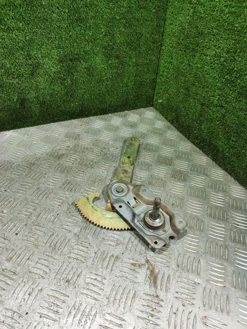 стеклоподъемник задний правый Ford Fiesta 4 поколение 1997, 1.3 л., бензин, МКПП, хетчбэк 5 дв. - фото №1