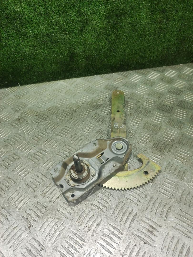 стеклоподъемник задний левый Ford Fiesta 4 поколение 1997, 1.3 л., бензин, МКПП, хетчбэк 5 дв. - фото №1