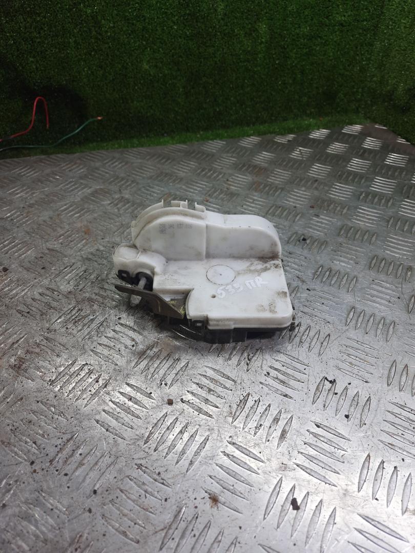 замок двери передней правой Volkswagen Golf 3 поколение 1996, 1.4 л., бензин, МКПП, универсал - фото №1