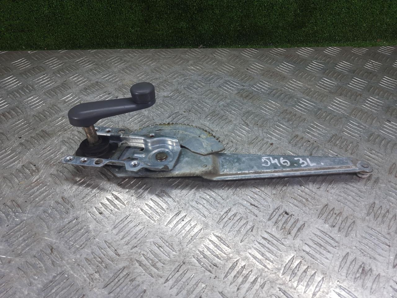 стеклоподъемник задний левый Mazda 323 6 поколение 2000, 1.5 л., бензин, МКПП, седан - фото №1