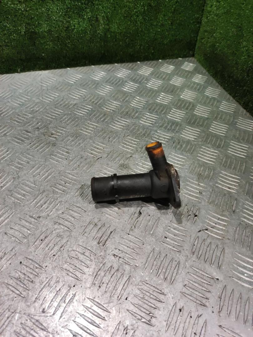 фланец (тройник) системы охлаждения Citroen Xsara 1 поколение 2000, 1.6 л., бензин, МКПП, хетчбэк 5 дв. - фото №1