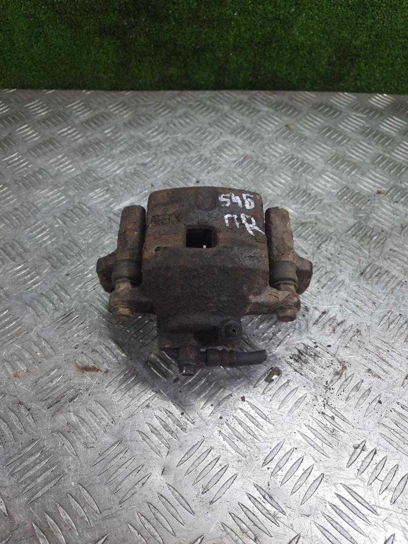 суппорт передний правый Mazda 323 6 поколение 2000, 1.5 л., бензин, МКПП, седан - фото №1