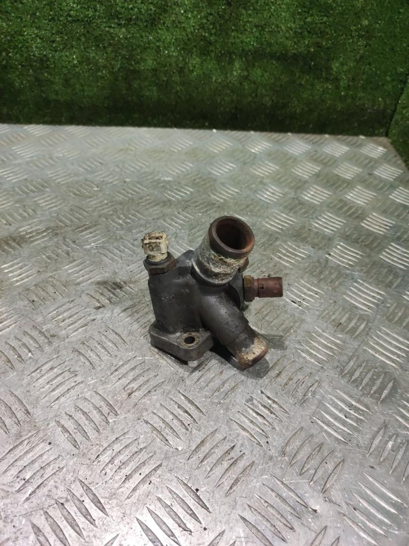 корпус термостата Renault Safrane 1 поколение 1996, 2.2 л., бензин, МКПП, хетчбэк 5 дв., 7700854316 - фото №1