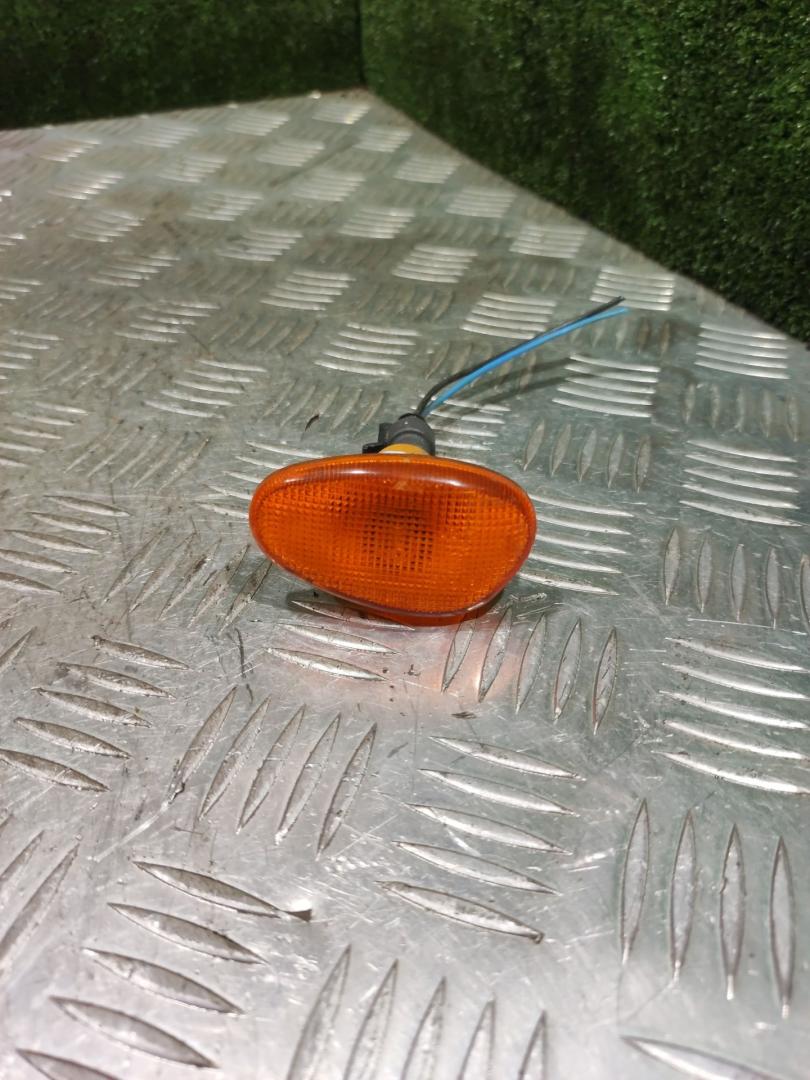 повторитель поворота на крыле правый Alfa Romeo 146 1 поколение 2000, 1.8 л., бензин, МКПП, хетчбэк 5 дв. - фото №1