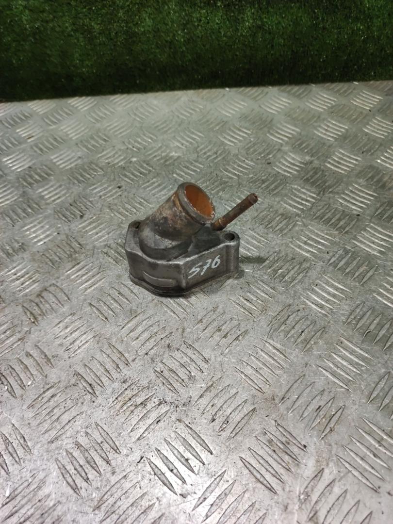 корпус термостата Opel Sintra 1 поколение 1998, 2.2 л., X 22 XE, бензин, МКПП, минивэн - фото №1