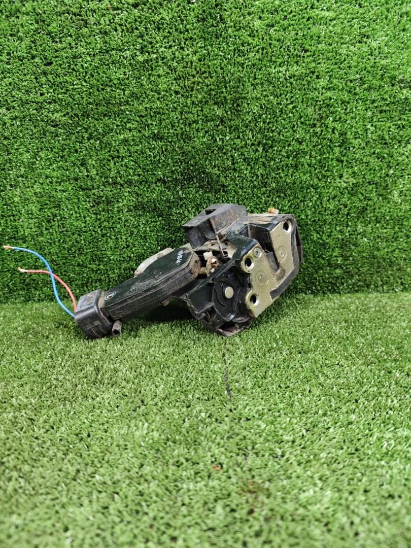 замок двери передней правой Toyota Corolla 8 поколение (E110) 1999, 2.0 л., 2C-E, дизель, МКПП, универсал - фото №1