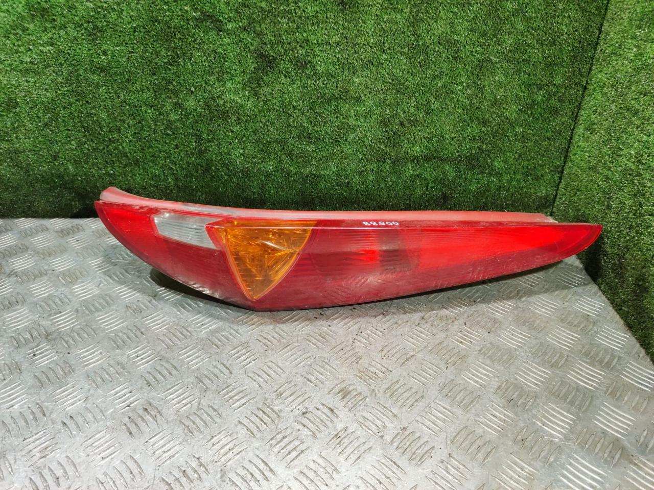 фонарь задний правый Fiat Punto 2 поколение 2000, 1.2 л., бензин, МКПП, хетчбэк 3 дв. - фото №1