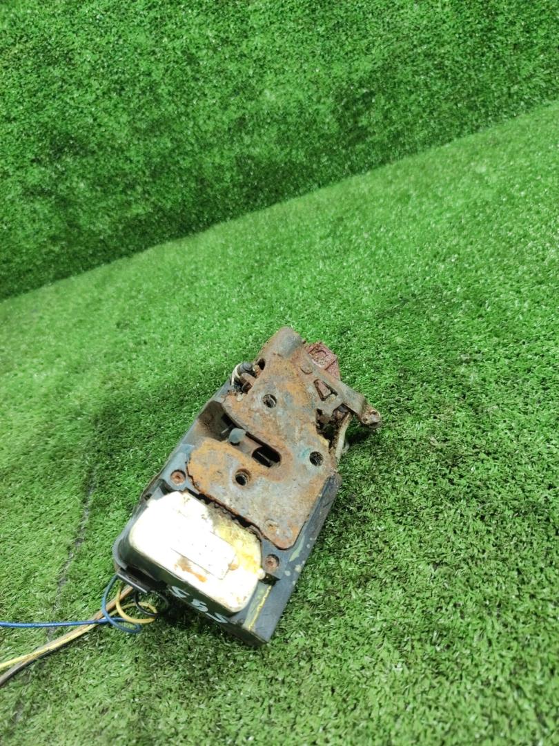 замок двери передней левой Opel Sintra 1 поколение 1998, 2.2 л., X 22 XE, бензин, МКПП - фото №1