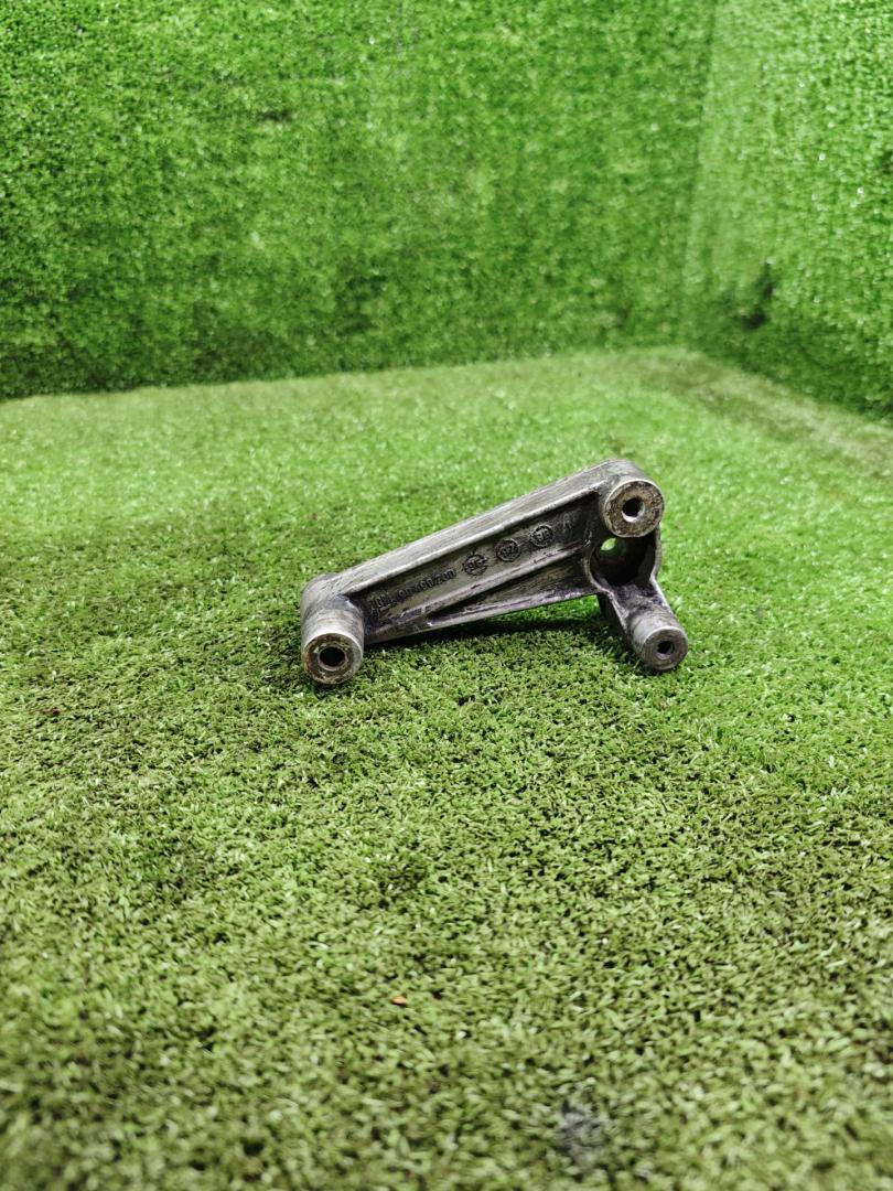 кронштейн (крепление) Opel Sintra 1 поколение 1998, 2.2 л., X 22 XE, бензин, МКПП, 90499200 - фото №1