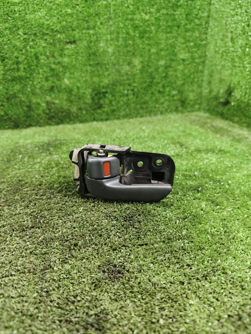 ручка внутренняя задняя левая Toyota Carina E 1 поколение T190 1997, 2.0 л., 3S-FE, бензин, МКПП, седан - фото №1