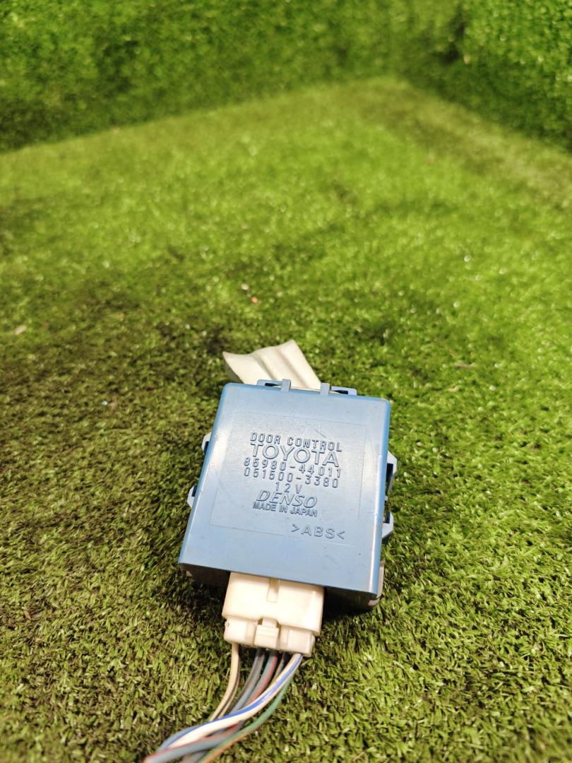 блок управления центральным замком Toyota Picnic 1 поколение XM10 2000, 2.2 л., дизель, МКПП, минивэн, 8598044011, 051500-3380 - фото №1