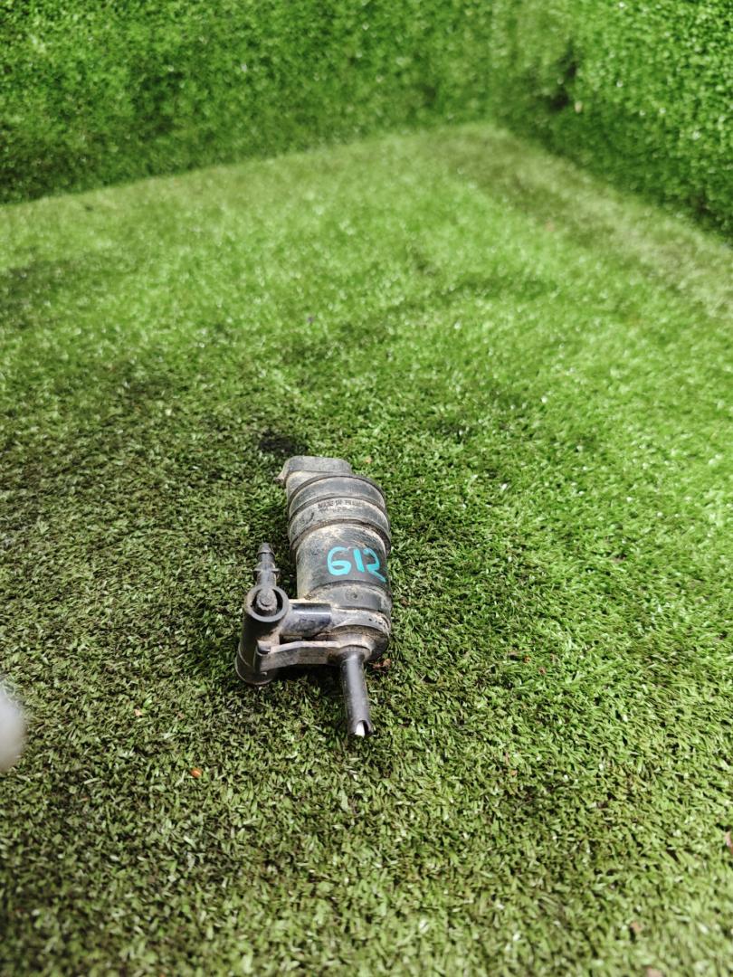 насос (моторчик) омывателя стекла Renault Laguna 1 поколение 1997, 1.8 л., бензин, МКПП, хетчбэк 5 дв. - фото №1