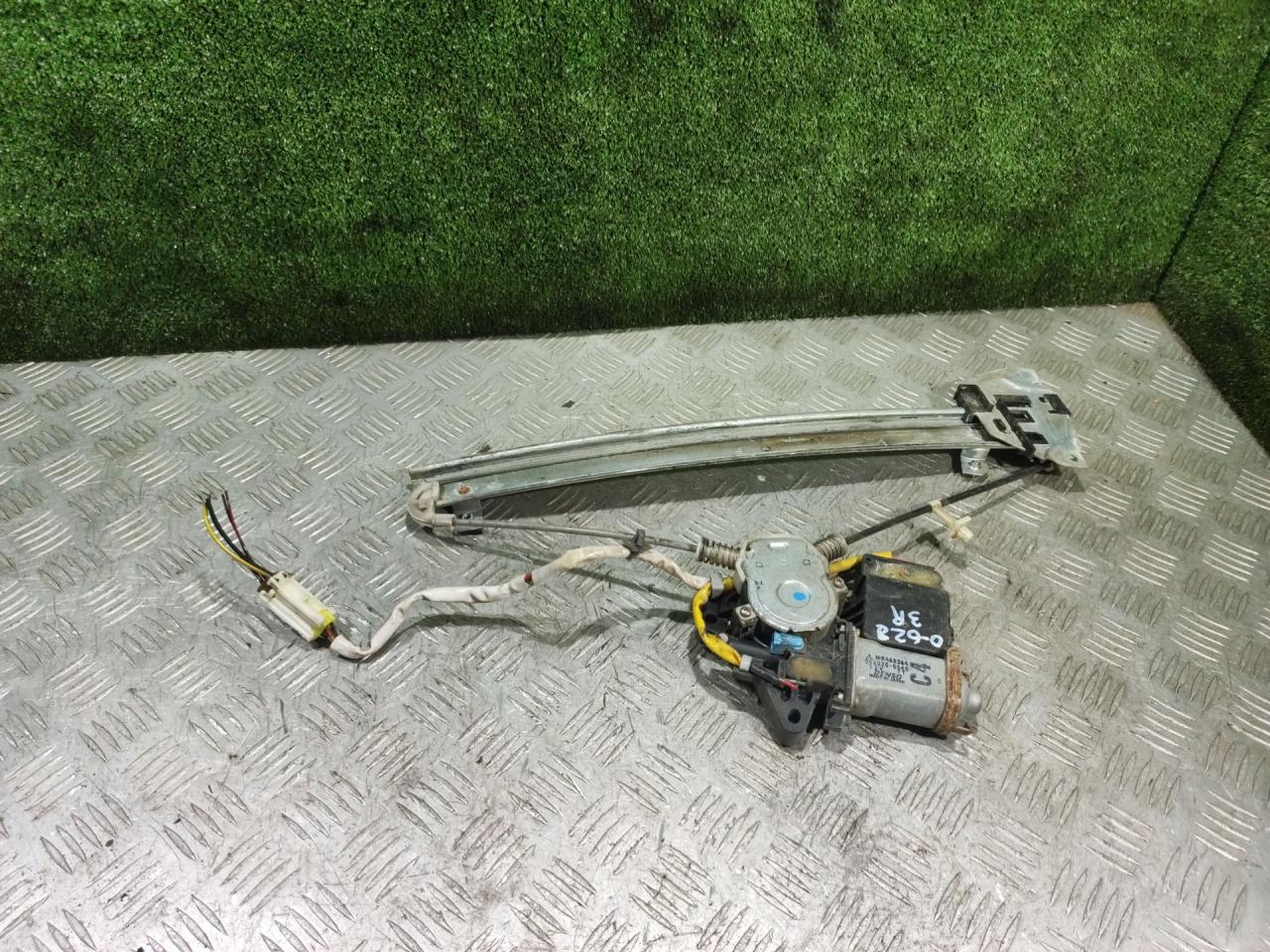 стеклоподъемник электрический задний правый Mitsubishi Space Wagon 3 поколение (Typ N50) 2000, 2.4 л., GDi, бензин, МКПП, минивэн - фото №1