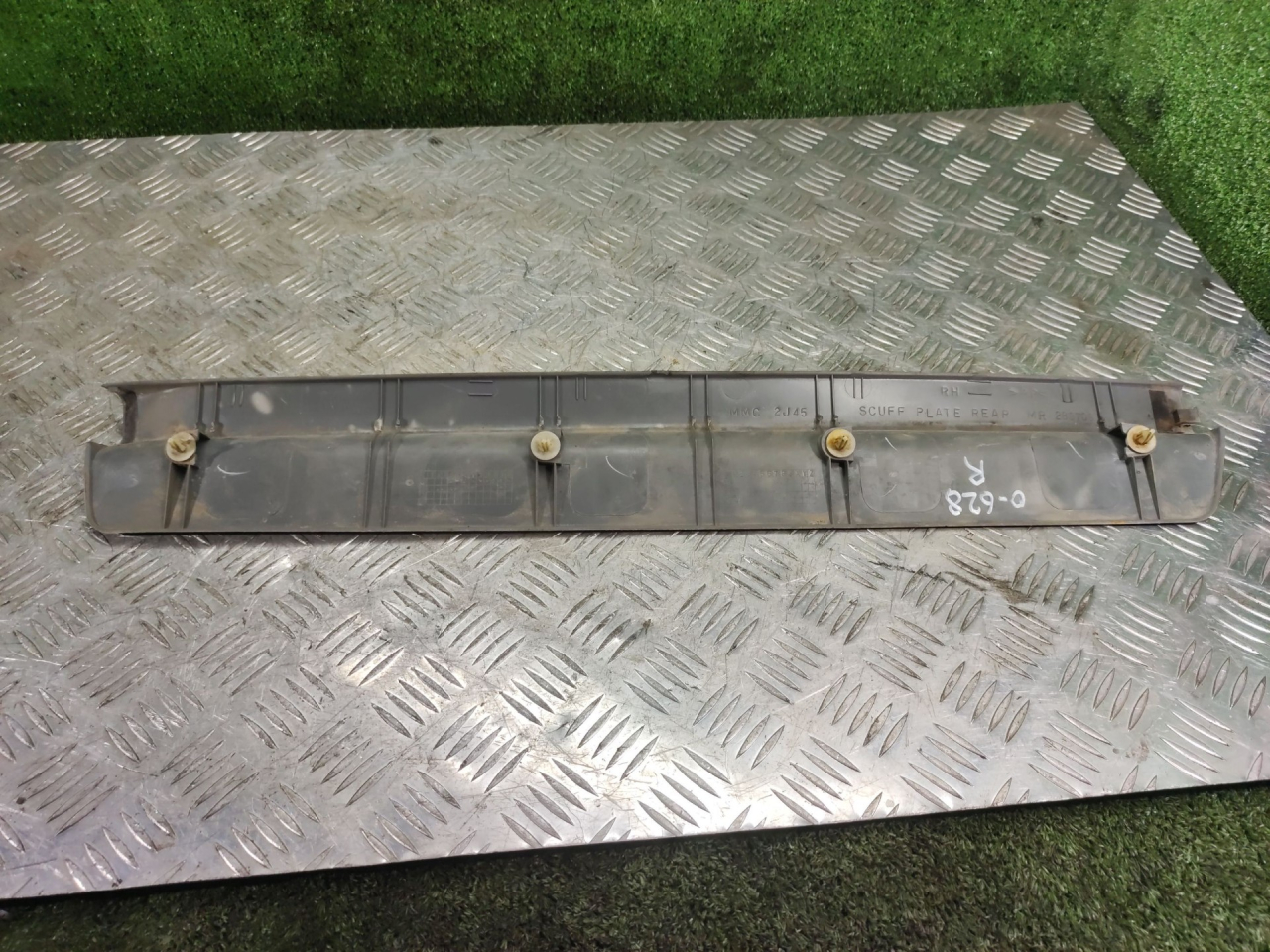 накладка на порог внутренняя Mitsubishi Space Wagon 3 поколение (Typ N50) 2000, 2.4 л., GDi, бензин, МКПП, минивэн - фото №1