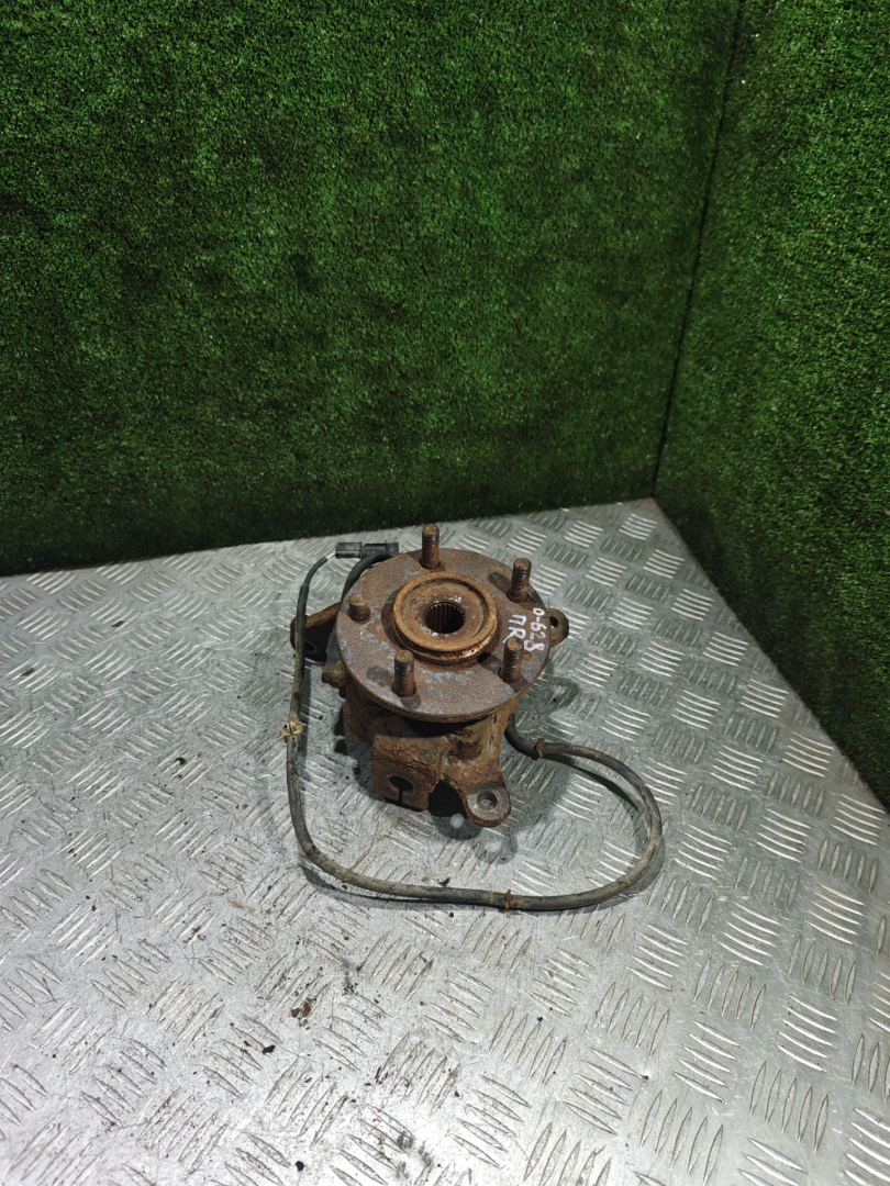 ступица передняя правая Mitsubishi Space Wagon 3 поколение (Typ N50) 2000, 2.4 л., GDi, бензин, МКПП, минивэн - фото №1