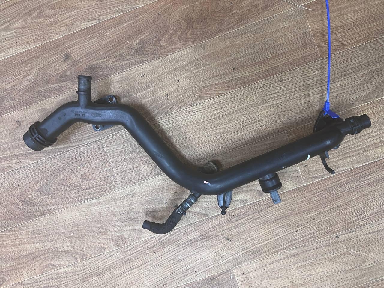 патрубок (трубопровод, шланг) Audi Q5 8R 2011, 3.2 л., CALB, бензин, 06E121045AB, 06E121045J - фото №1