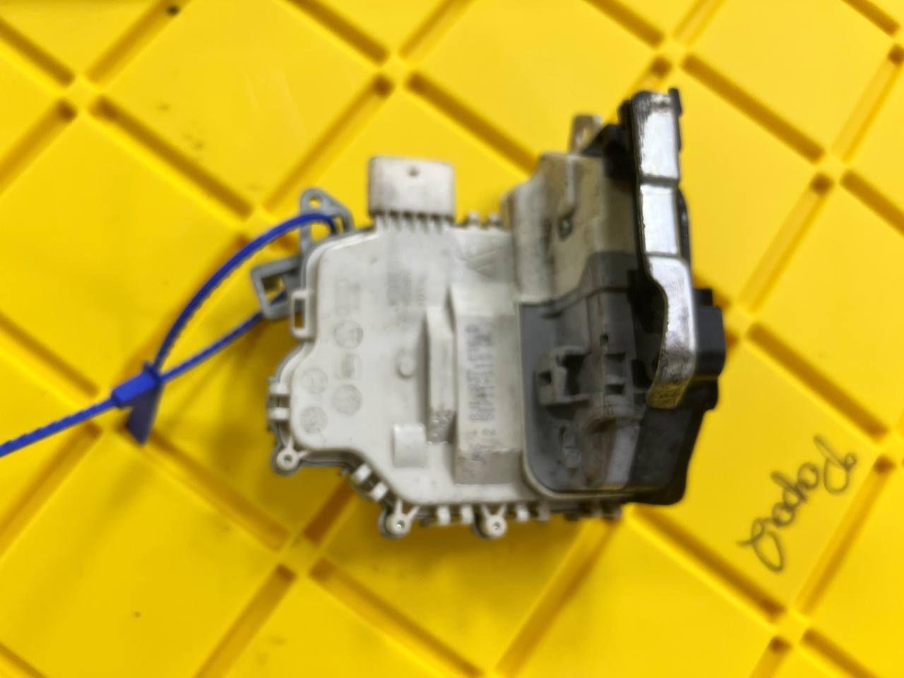 замок двери передней правой Audi A7 4G 2012, 3.0 л., CTUA, бензин, седан, 8J1837016D, 8J1837016F - фото №1