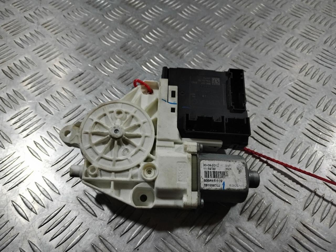 моторчик стеклоподъемника Volkswagen Passat (USA) 1 поколение 2012, 2.5 л., CBTA, бензин, АКПП, седан, 3C0959792B - фото №1