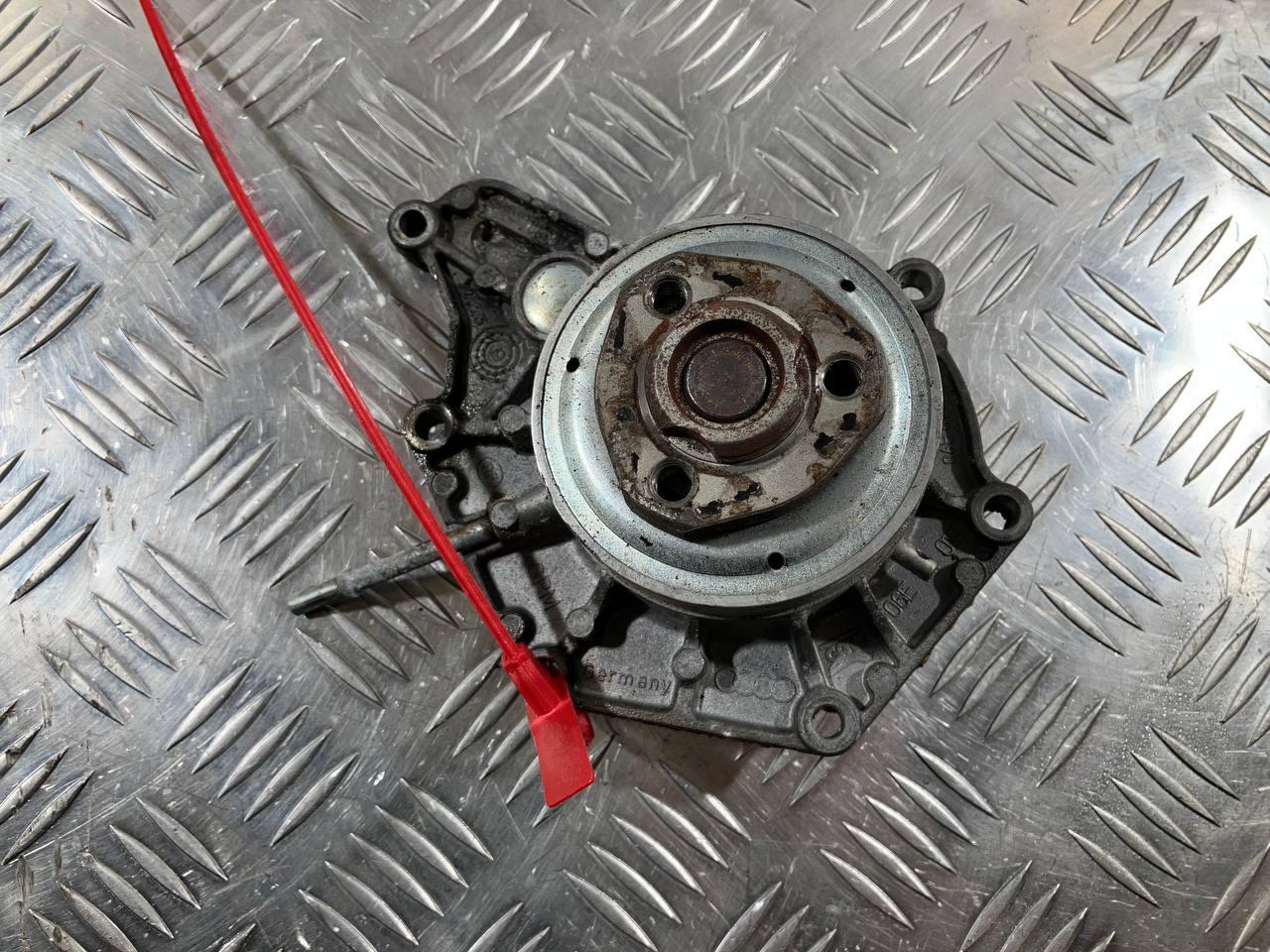 помпа Audi A6 4G/C7 2011, 3.0 л., CGWB, бензин, АКПП, седан, 06E121018, 06E121018K, 06E121016CX, 06E121016Q, 06E121016QX, 06E121018F, 06E121018FX, 06E121018N - фото №1