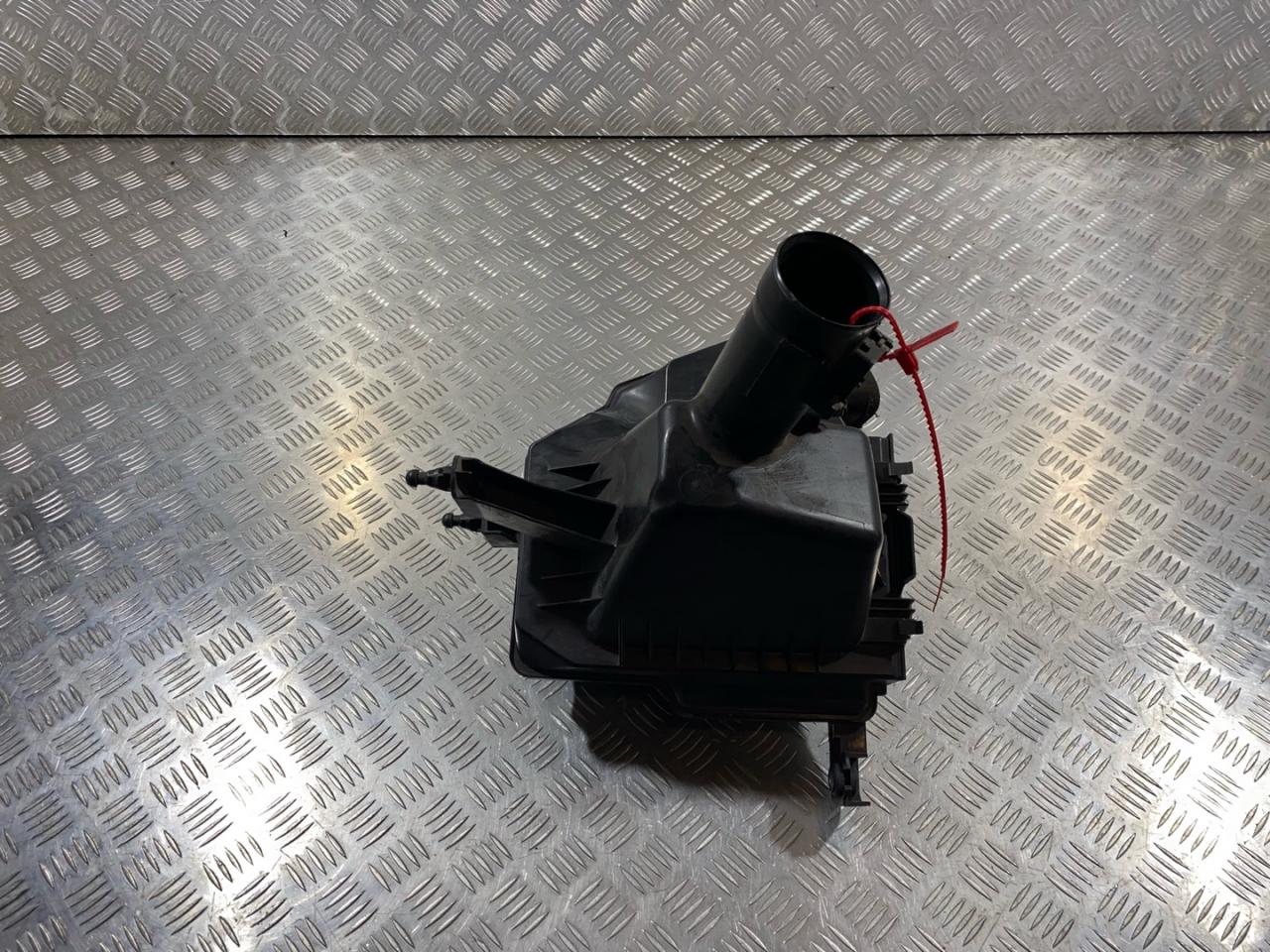 корпус воздушного фильтра Infiniti QX70 1 поколение 2016, 3.5 л., VQ35HR, бензин, АКПП, внедорожник 5 дв., 165281CB0A, 1CB0A - фото №1