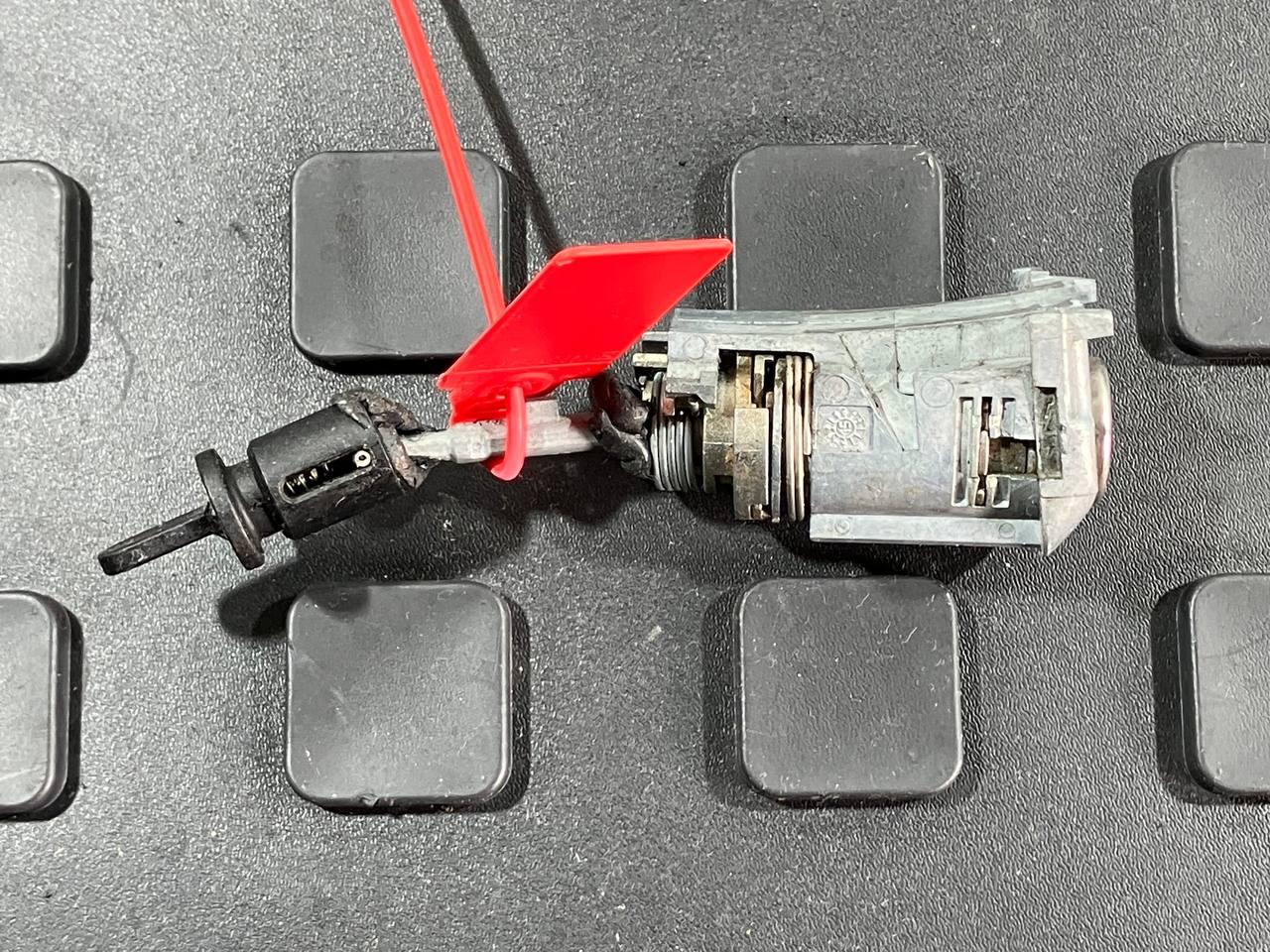 личинка дверного замка Audi A6 4G/C7 2012, 4.2 л., CDRA, бензин, АКПП, седан, 4G1837167 - фото №1