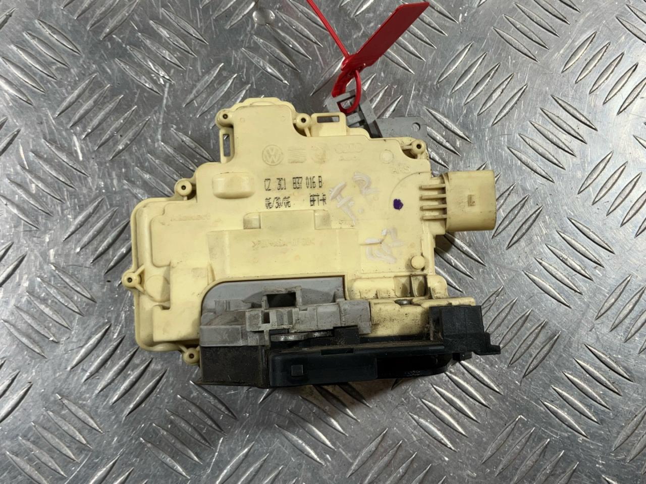 замок двери передней правой Volkswagen Passat B6 2006, 2.0 л., BPY, бензин, АКПП, седан, 3C1837016B - фото №1