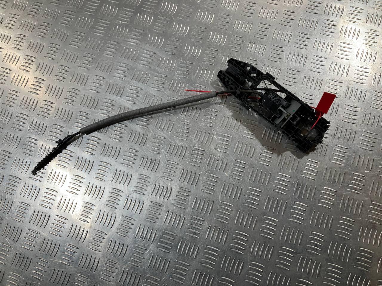 скелет ручки двери передней правой Volkswagen Passat (USA) 1 поколение 2012, 2.5 л., CBTA, бензин, АКПП, седан, 5N0839885H, 32341117S - фото №1