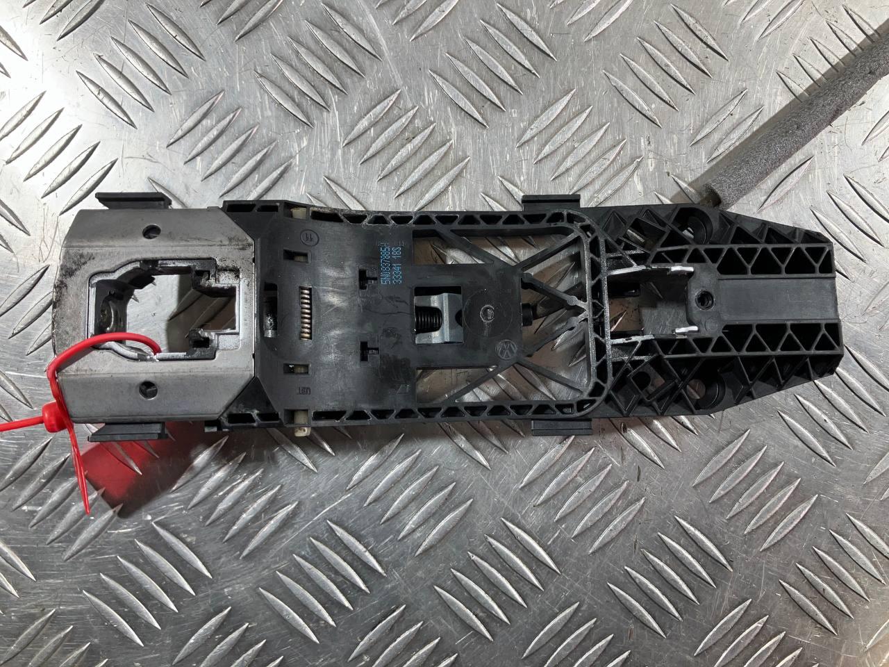 скелет ручки двери передней правой Volkswagen Passat (USA) 1 поколение 2012, 2.5 л., бензин, АКПП, седан, 5N0837885H, 3334118S - фото №1