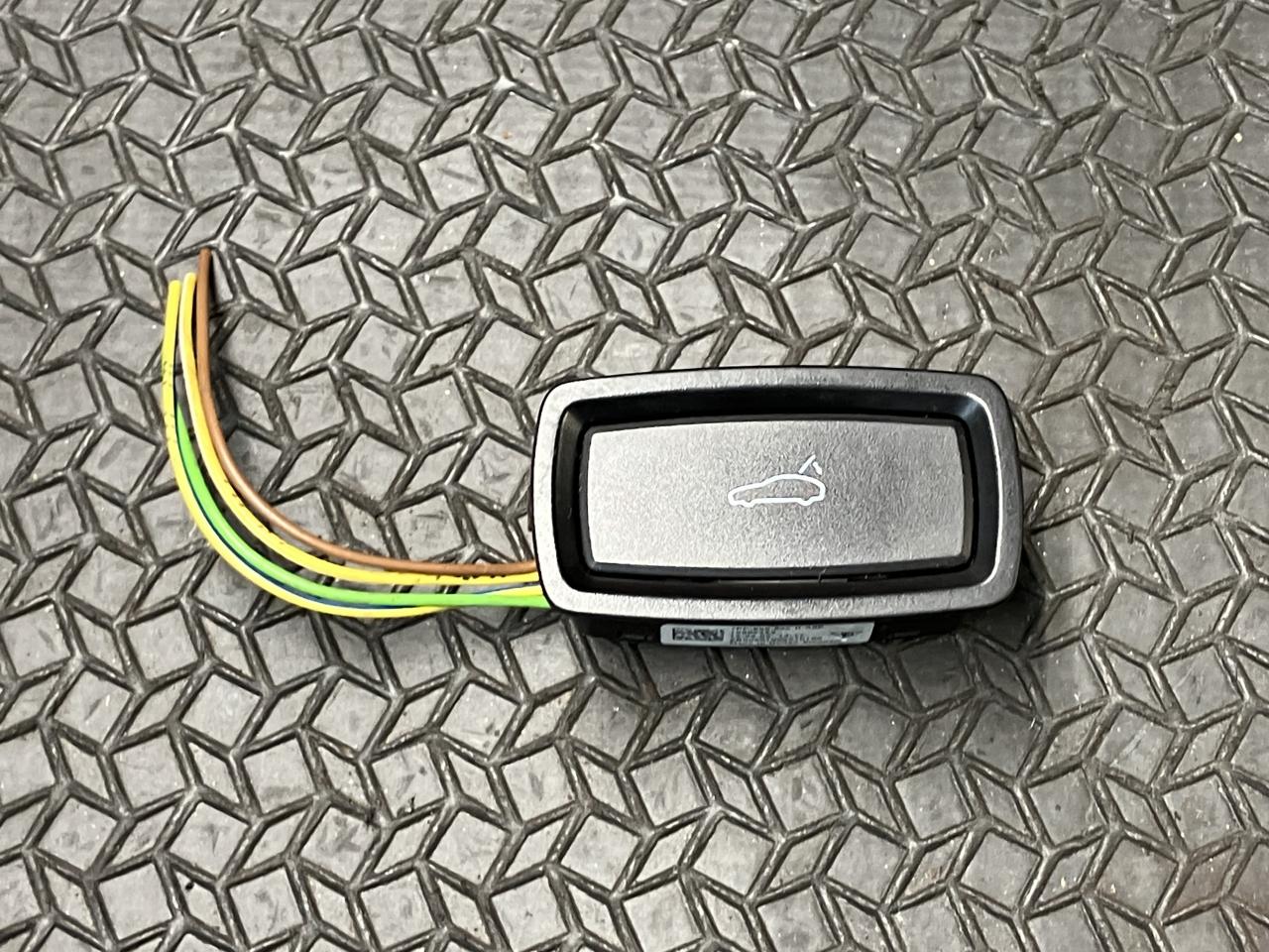 кнопка открытия багажника Porsche Panamera 970 2009, 4.8 л., M 48.20, бензин, АКПП, хетчбэк 5 дв., 7PP959832D - фото №1