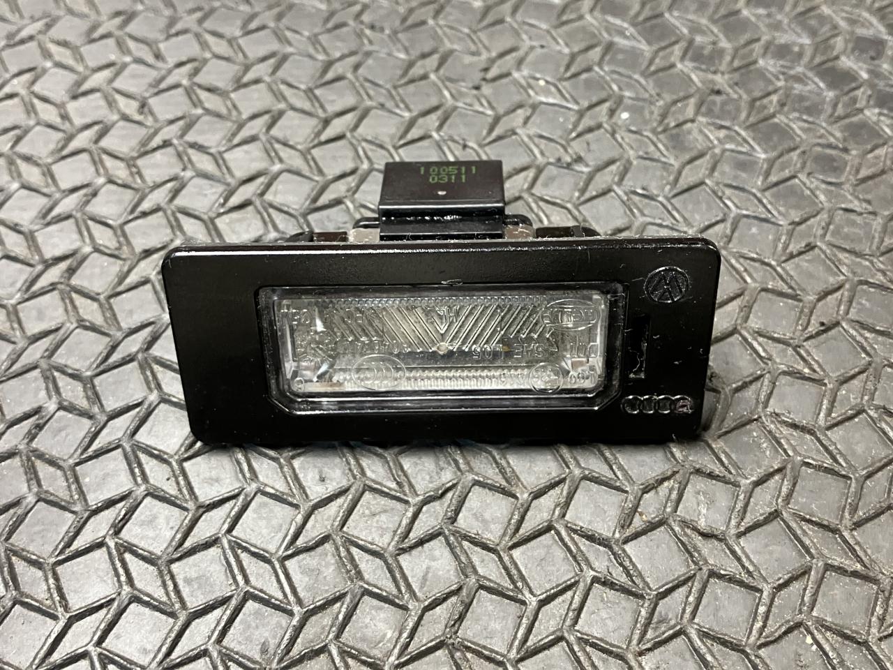 подсветка номера Audi Q5 8R 2010, 3.2 л., CALB, бензин, АКПП, внедорожник 5 дв., 8T0943021, 8T0943021A - фото №1