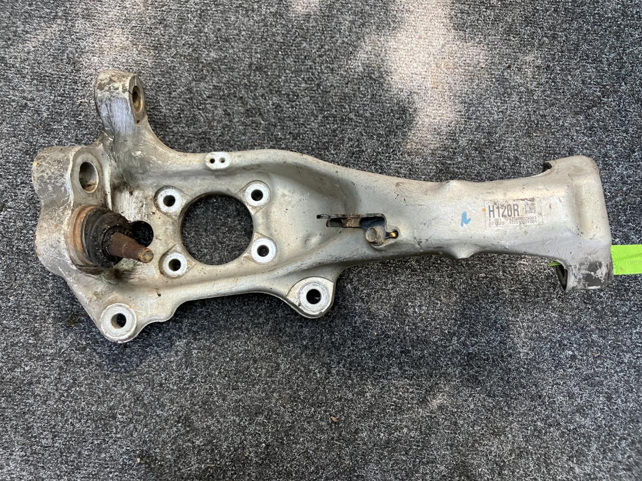 кулак поворотный правый Lexus LS 4 поколение 2007, 4.6 л., 1UR-FSE, бензин, АКПП, седан - фото №1