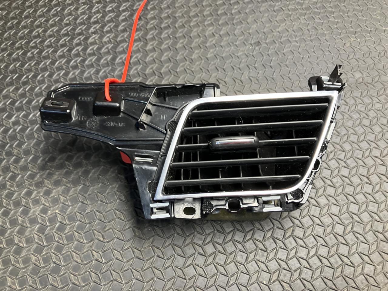 дефлектор обдува салона Audi A8 D4/4H 2012, 4.2 л., CDRA, бензин, АКПП, седан, 4H1820901A - фото №1