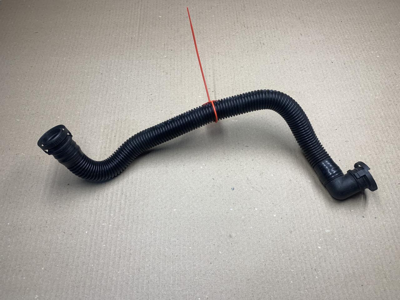 трубка вентиляции картерных газов Audi A7 4G 2012, 3.0 л., CGWB, бензин, АКПП, хетчбэк 5 дв., 4G0133889G - фото №1