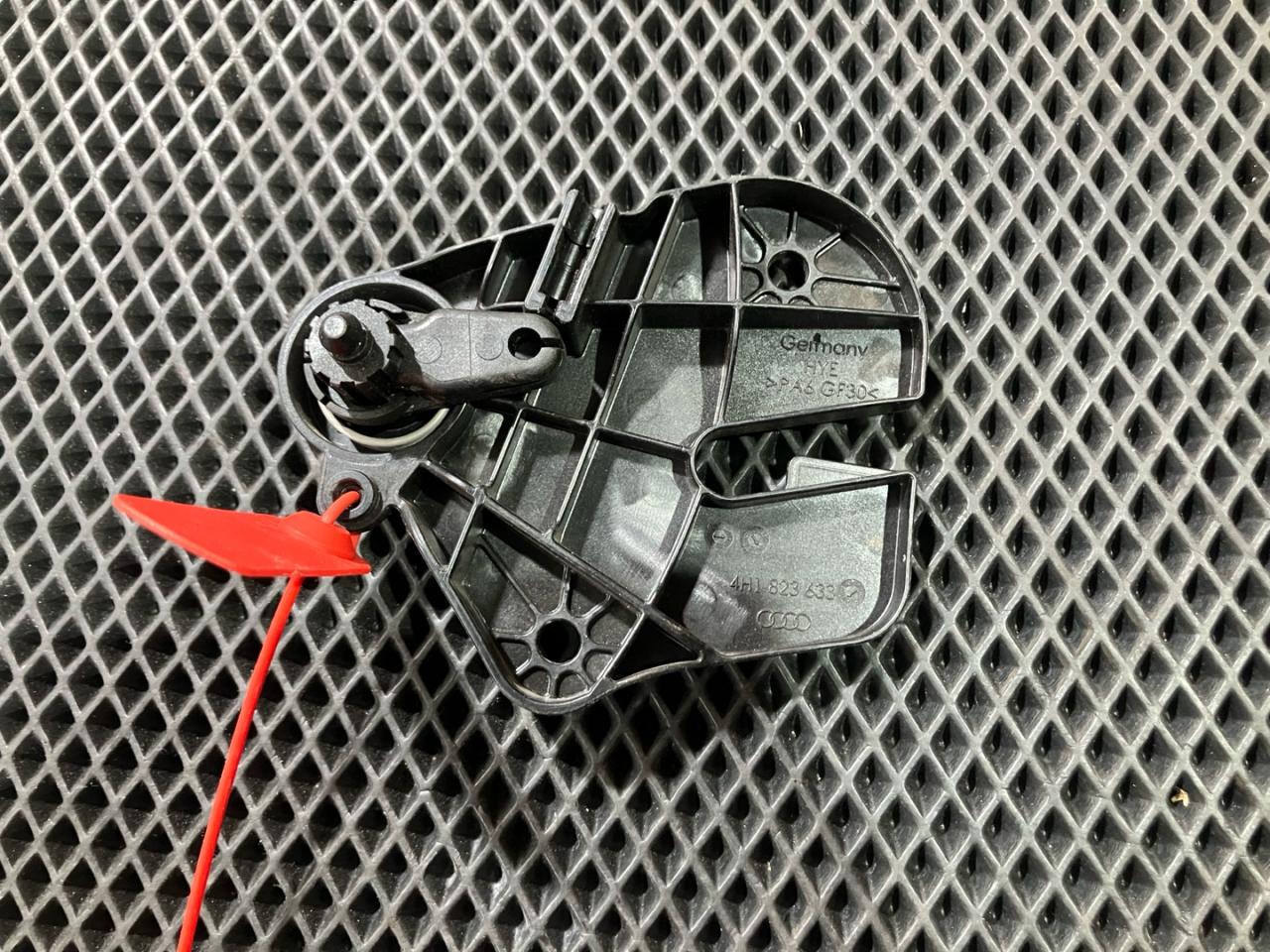 ручка открывания капота Audi A8 D4/4H 2012, 4.2 л., CDRA, бензин, АКПП, седан, 4H1823633 - фото №1