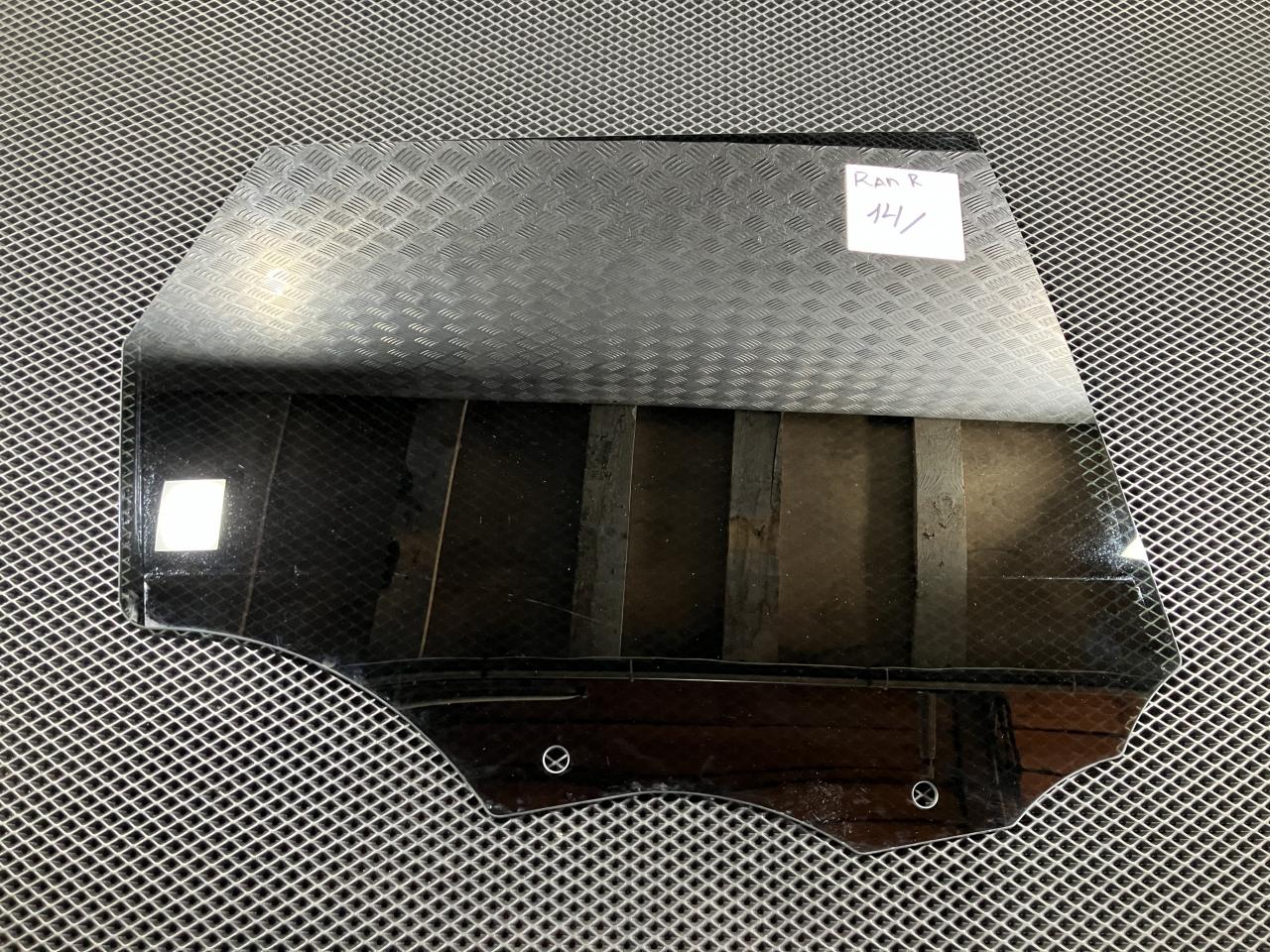 стекло двери задней правой Land Rover Range Rover Sport 2 поколение L494 2014, 3.0 л., 30DDTX, дизель, АКПП, внедорожник 5 дв. - фото №1