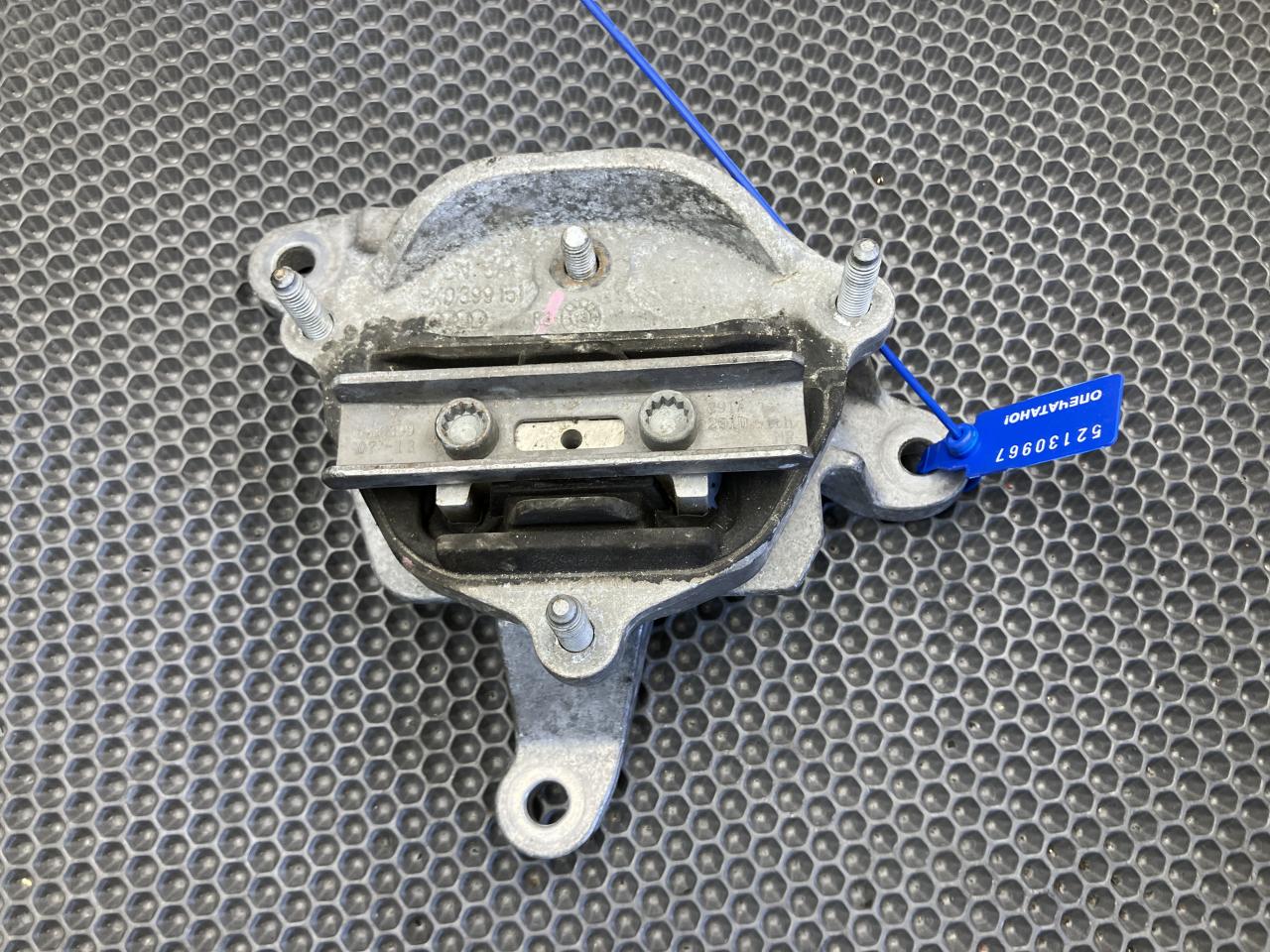 подушка крепления КПП Audi Q5 8R 2011, 2.0 л., CAEB, бензин, АКПП, седан, 8K0399151 - фото №1