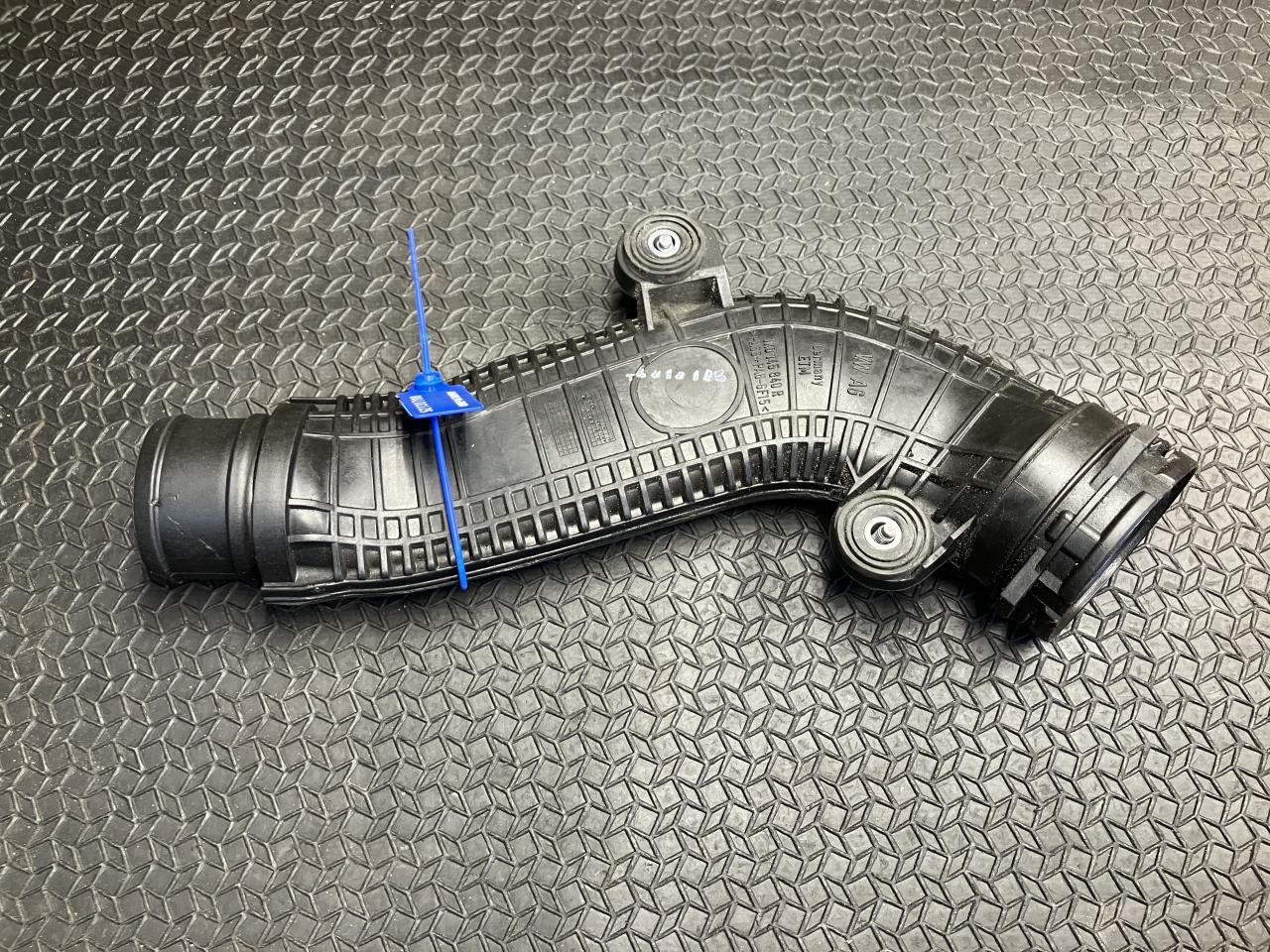 патрубок интеркулера Volkswagen Passat CC 1 поколение 2012, 2.0 л., CCZB, бензин, АКПП, купе, 1K0145840R - фото №1