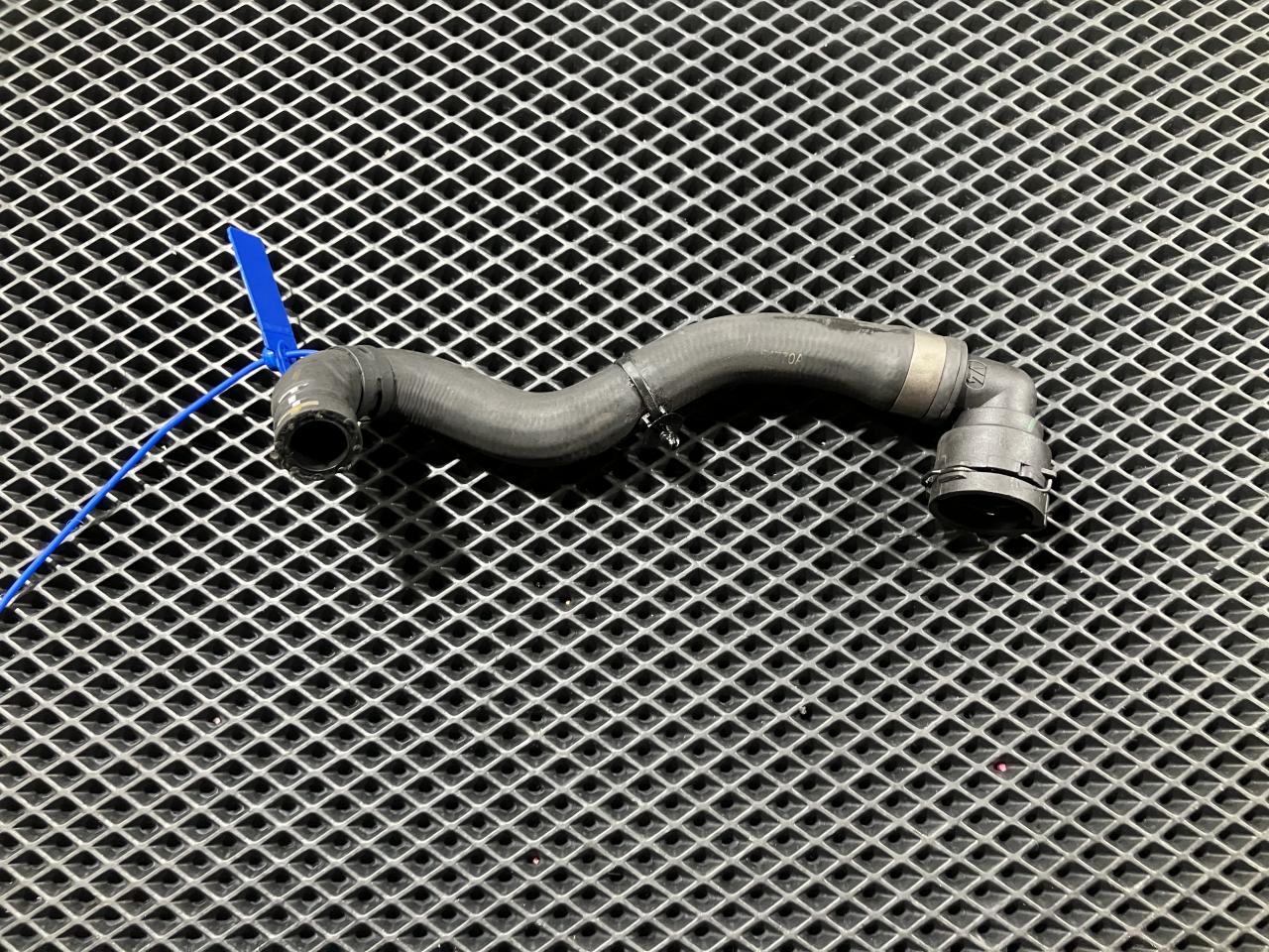 патрубок (трубопровод, шланг) Land Rover Range Rover Velar 1 поколение L560 2018, 2.0 л., дизель, АКПП, внедорожник 5 дв. - фото №1