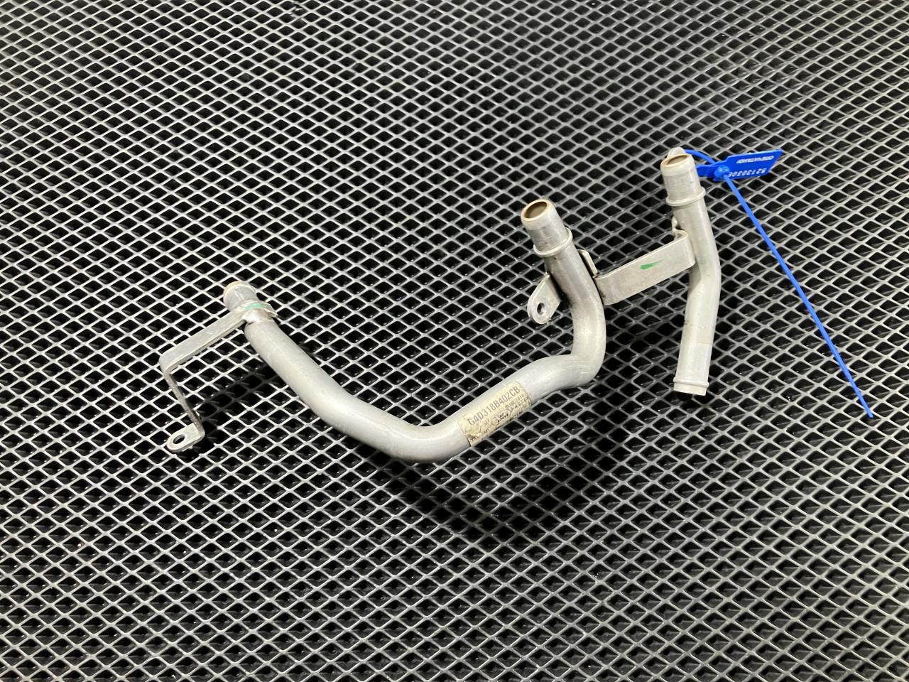 патрубок (трубопровод, шланг) Land Rover Range Rover Velar 1 поколение L560 2018, 2.0 л., дизель, АКПП, внедорожник 5 дв., G4D318B402CB - фото №1