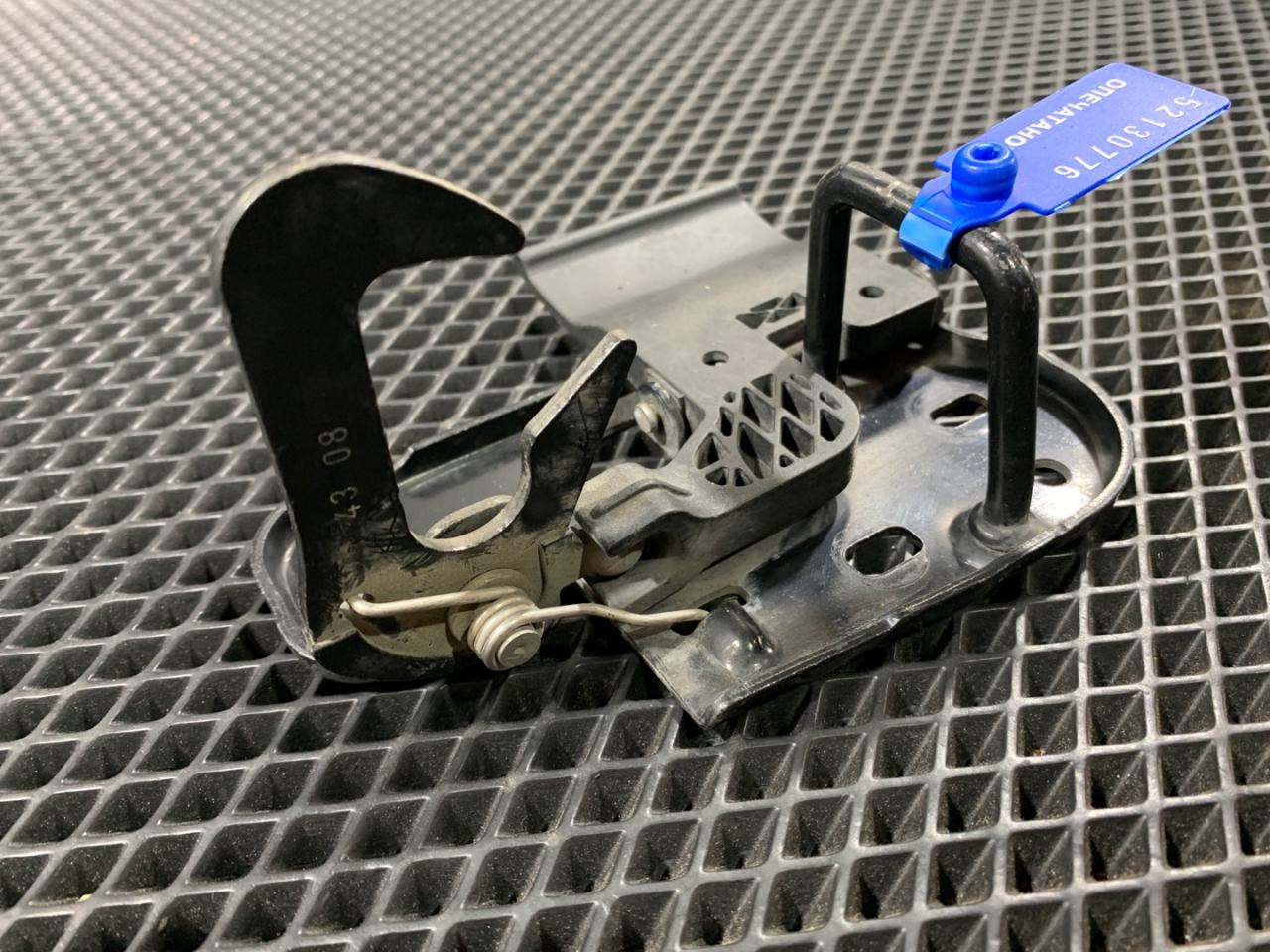 захватный крюк капота Volkswagen Passat CC 1 поколение 2012, 2.0 л., CCZB, бензин, АКПП, 3C8823480 - фото №1