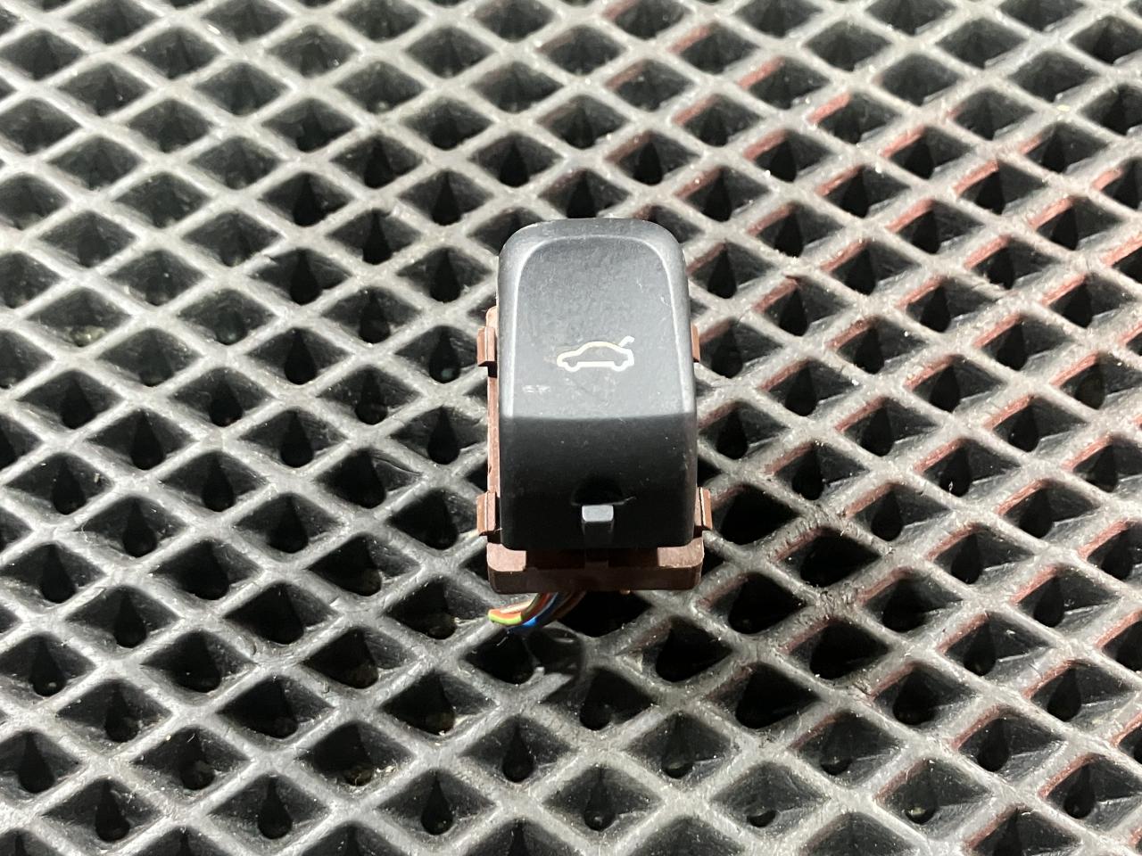 кнопка открытия багажника Audi A7 4G 2010, 3.0 л., CGWB, бензин, АКПП, хетчбэк 5 дв., 4H0959831A - фото №1