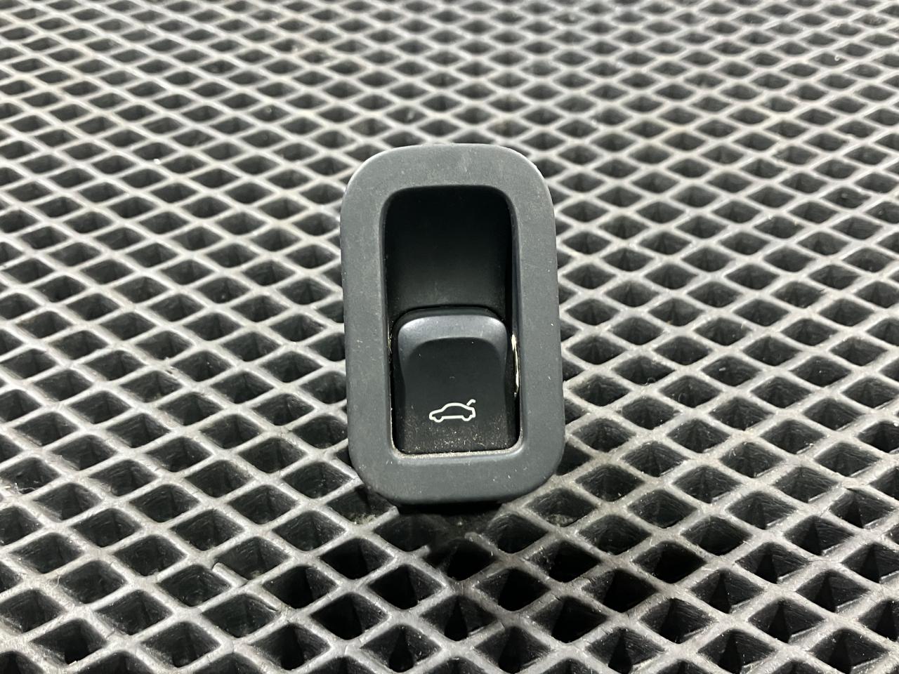 кнопка открытия багажника Audi A7 4G 2010, 3.0 л., CGWB, бензин, АКПП, хетчбэк 5 дв., 4H0959831A - фото №1