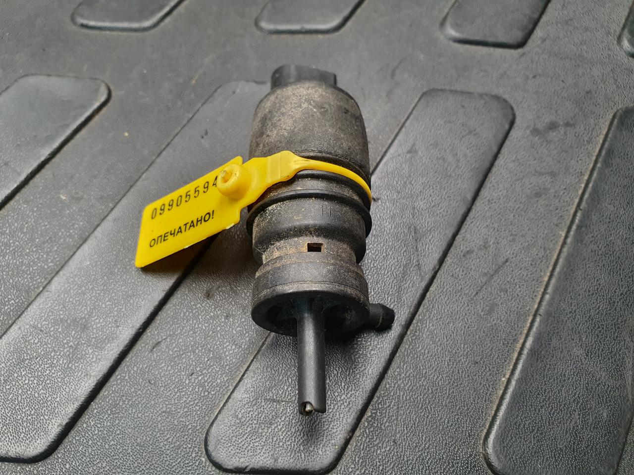 насос (моторчик) омывателя стекла Audi A6 4F/C6 2004, 2.0 л., бензин, АКПП, седан, 1J5955651 - фото №1