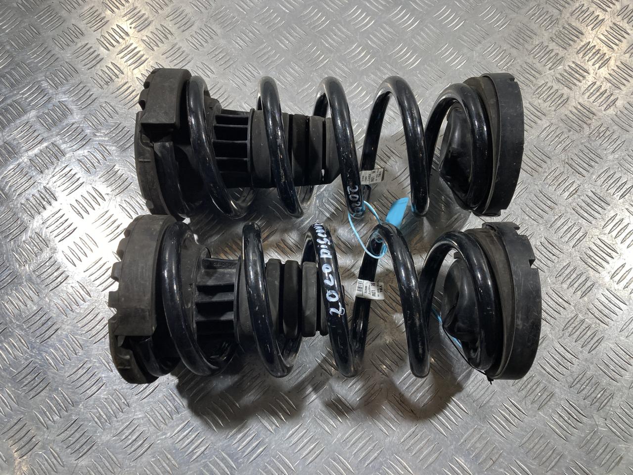 пружина задняя Land Rover Discovery 5 поколение 2020, 2.0 л., 204DTA, дизель, АКПП, внедорожник 5 дв., HY32-5534-BE, LR081572 - фото №1